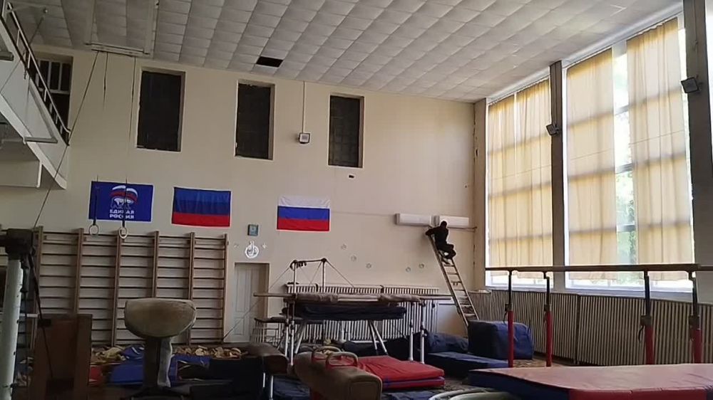 Сергей Колягин: Заехал сегодня в Центр внешкольного образования, где в спортивном зале расположено отделение спортивной гимнастики нашей Комплексной детско-юношеской спортивной школы