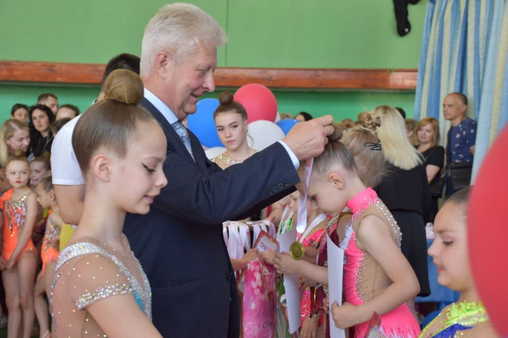 Сергей Козенко: Сегодня принял участие в открытии Традиционного турнира по художественной гимнастике, посвященного памяти героев «Молодой гвардии» в Краснодонской спортивной школе №1. этом году турниру исполняется 60 лет со дня основания