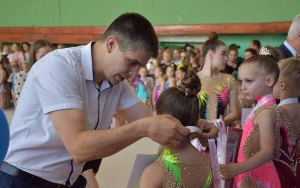 В Краснодоне открыт турнир по художественной гимнастике