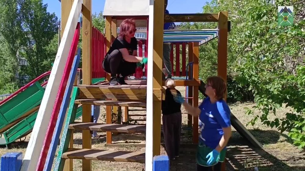 Евгений Морозов: Первая детская площадка Брянки уже засияла яркими красками!