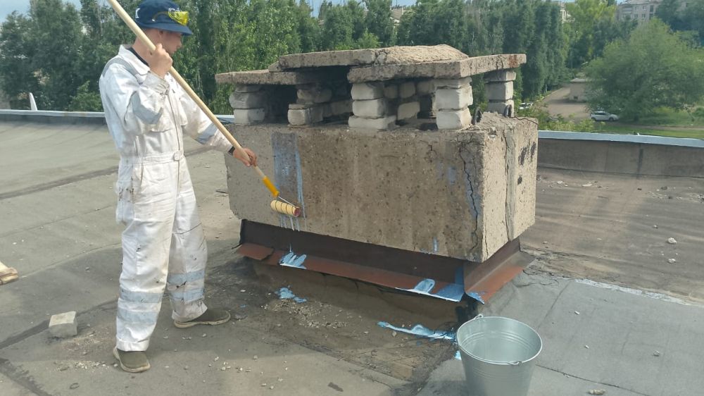 На кровлях выполняют профилактические работы