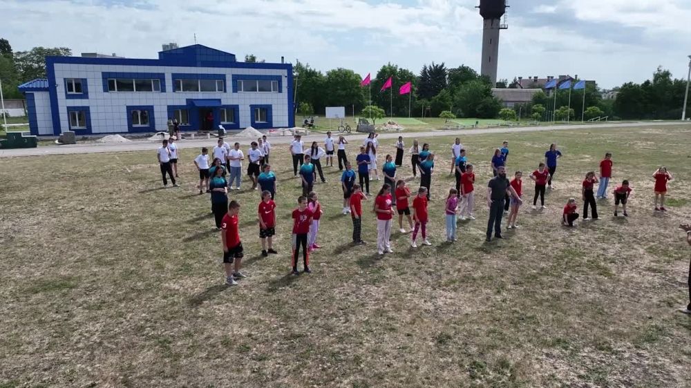 Олег Савченко: Принял участие в акции #ДеньСДетьми, в рамках празднования Международного дня защиты детей, которую запустило Общероссийское общественно-государственное движение детей и молодёжи «Движение Первых»