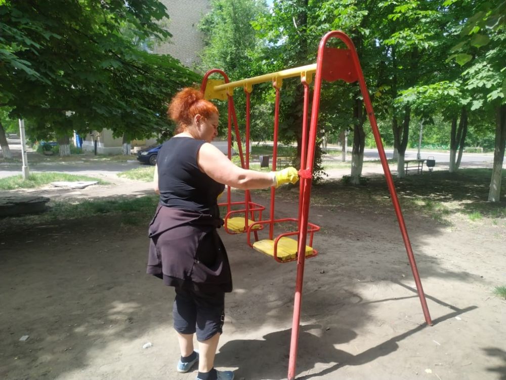 В Молодогвардейске обновили детскую площадку