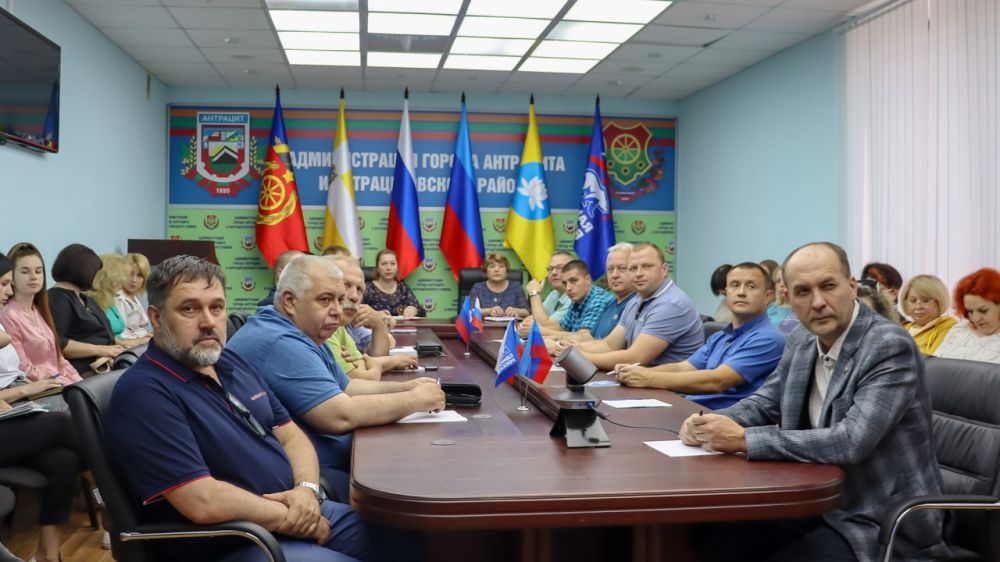 Заместитель главы Администрации Антрацитовского муцниципального округа Елена Беседина, представители структурных подразделений Администрации, депутаты Совета округа приняли участие в просветительском маршруте Общества «Знание»