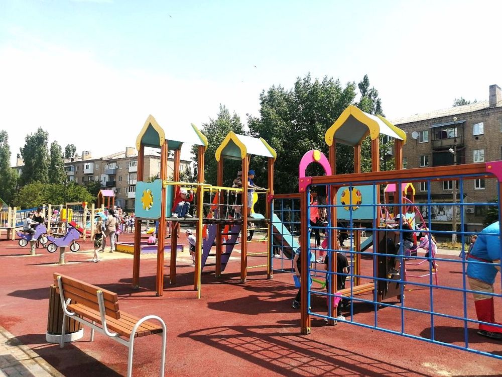 При координации Минстроя ЛНР в Краснодоне обустроена новая детская площадка в рамках формирования современной городской среды на аллее Защитников Родины по ул. со