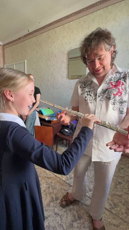 Мастер-класс от метров искусстВ Краснодонской школе искусств им. натолия Корягина состоялся концерт "Шедевры русской камерной и вокальной музыки" при поддержке Президентского фонда культурных инициатив