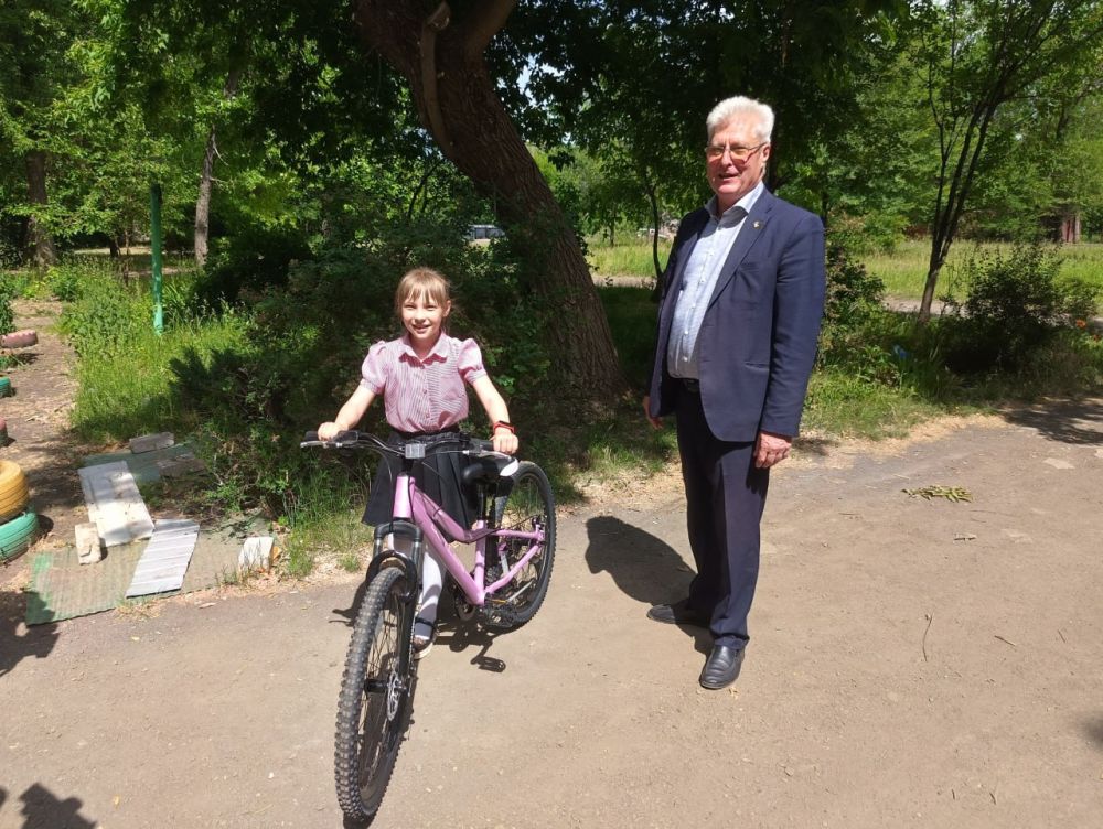 Сергей Козенко: Сегодня выполнил приятную миссию - передал подарок от Правительства Тюменской области ко Дню защиты детей...