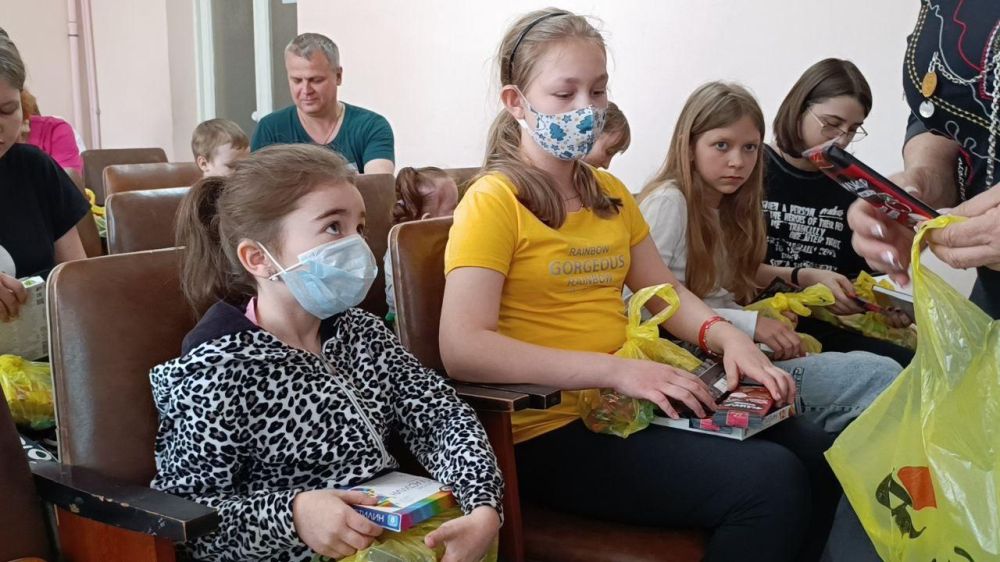 Юных пациентов Брянковской ЦГМБ поздравили с наступающим Днем защиты детей