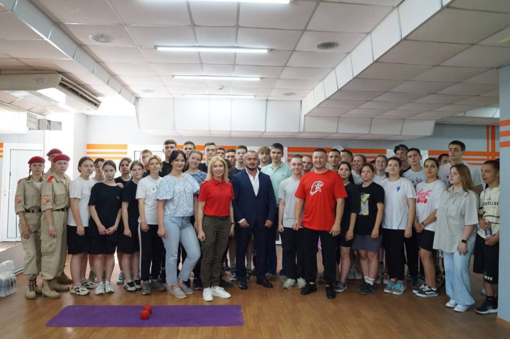 Сегодня в День защиты детей 20 юнармейцев Стаханова - представителей разных отрядов школ города, а также отряда...