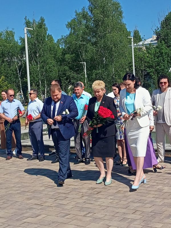 ВРИП Главы муниципального округа город Луганск Яна Пащенко приняла участие в возложении цветов к памятному знаку «Погибшим детям Луганщины» в честь Дня защиты детей