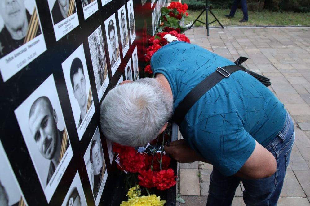 В Луганске почтили память жертв авиаудара по Дому Правительства ЛНР