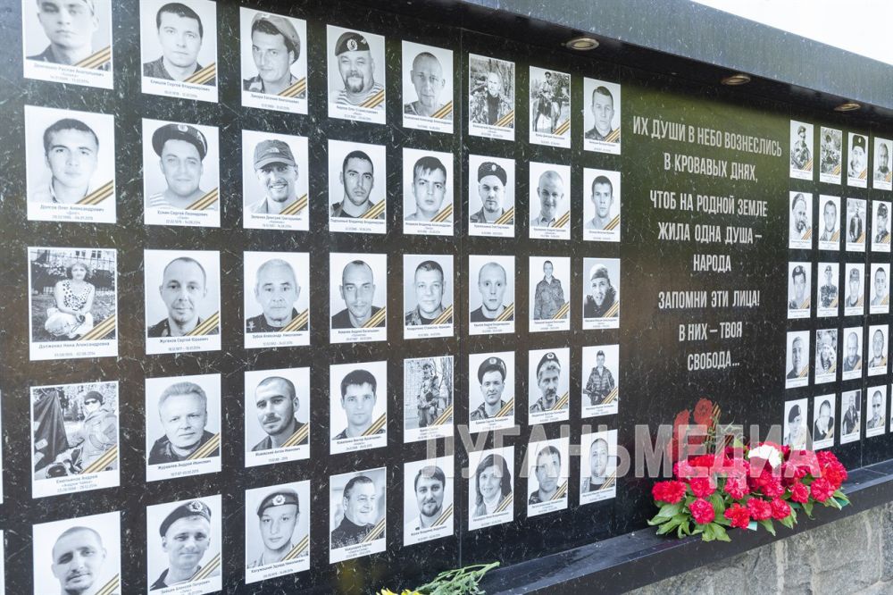 Луганчане почтили память жертв авиаудара по Луганской облгосадминистрации