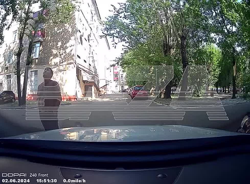 Упавший с дома в Москве кирпич едва не убил женщину с двухлетним ребенком