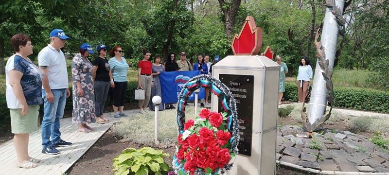 Жители Молодогвардейска почтили память жертв авиаудара ВСУ по зданию бывшей Луганской ОГА