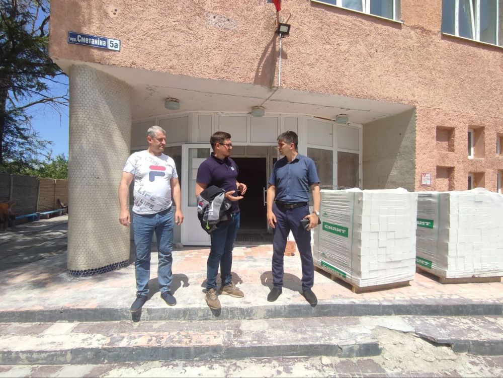 Министр спорта ЛНР Олег Шеренешев проинспектировал ход восстановительных работ на спортивных объектах в Северодонецке, сообщили в министерстве