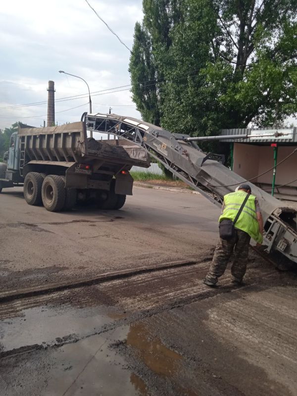 На улицах Молодогвардейска восстанавливают изношенные участки дорожного покрытия