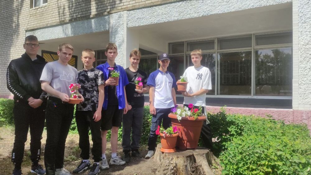 В Молодогвардейском многопрофильном колледже имени героев подпольной организации «Молодая гвардия» в рамках проведения Всемирного дня окружающей среды была проведена экологическая акция «Зелёный колледж» по благоустройству прилегающей территории