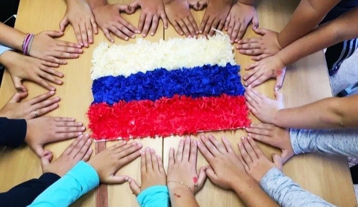 В преддверии Дня России, с целью воспитания патриотических чувств, в Новороссошанском СДК дети рисовали главные символы России