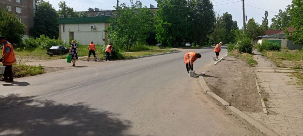 Сергей Колягин: На протяжении трех дней сотрудники муниципальных унитарных предприятий совместно с трудовыми коллективами города Первомайска осуществляли работы по благоустройству территории, прилегающей к дороге по улице Театральная