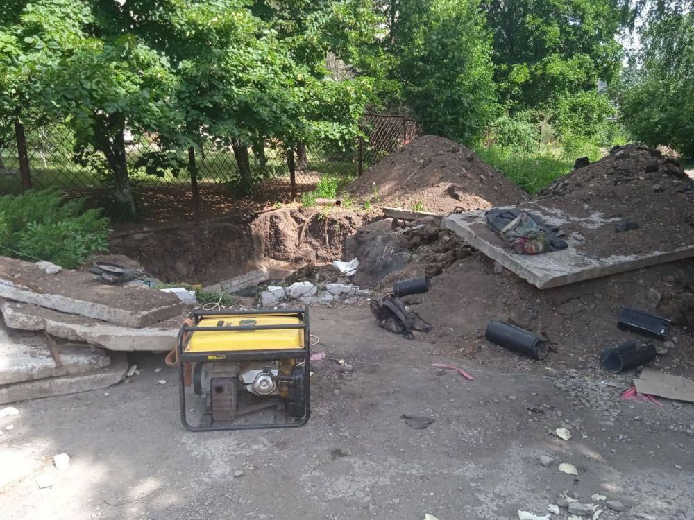 Сергей Колягин: На территории Первомайского комплексного центра социального обслуживания населения пообщались с производителем работ, бригада которого выполняет мероприятия по замене теплотрассы в рамках подготовки к осенне-зимнему периоду 2024-2025 гг