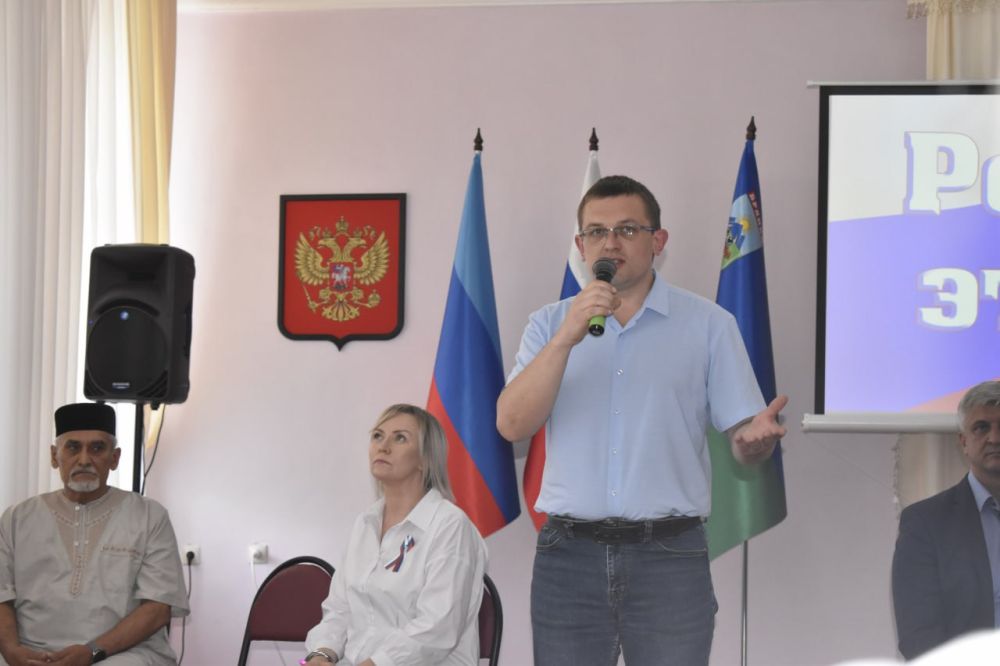 По инициативе Совета городского округа города Брянки в литературной гостиной Дворца культуры имени Октябрьской революции прошел час гражданственности с символичным названием «Россия – это мы!»