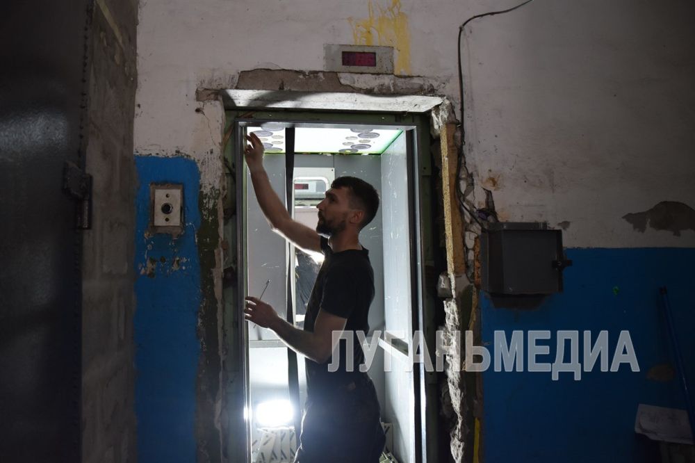 В Краснодонских многоэтажках устанавливают новые лифты