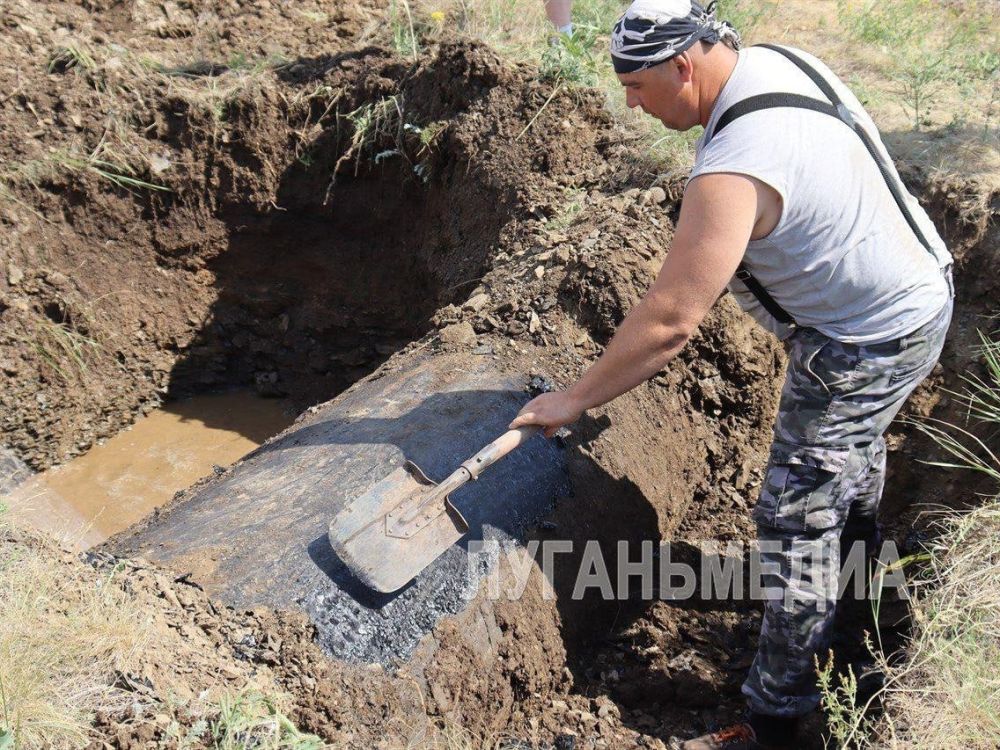Специалисты ГУП ЛНР «Лугансквода» устраняют аварию на магистральном водоводе «Молодогвардейск – Свердловск»