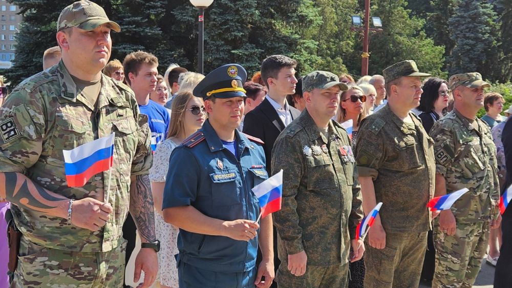 Альберт Апшев: Флаг России реет над главной площадью Алчевска