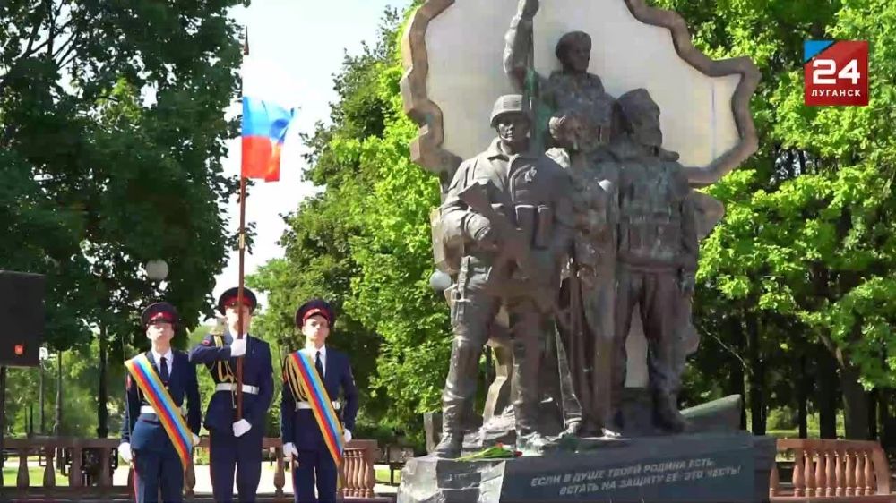 В Луганске в День России почтили память погибших защитников Республики