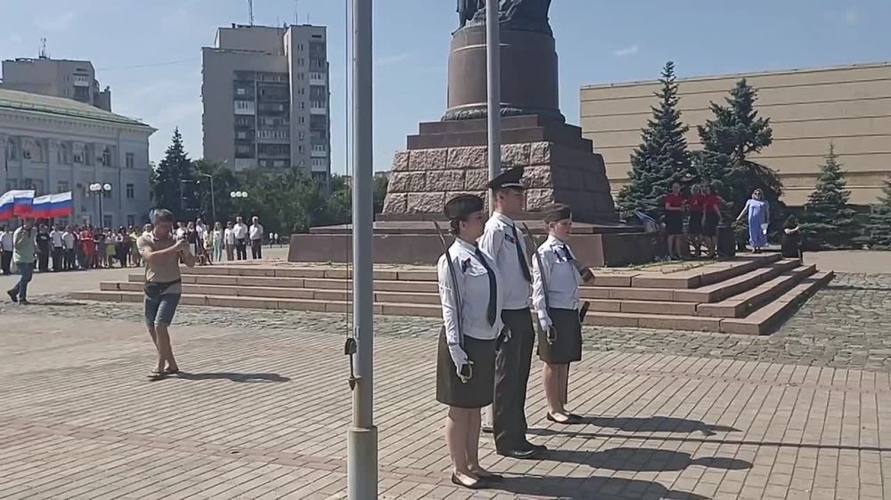 Краснодон. В День России на главной площади Краснодона водрузили российский триколор А глава Краснодона Сергей Козенко вручил паспорта юным жителям муниципалитета