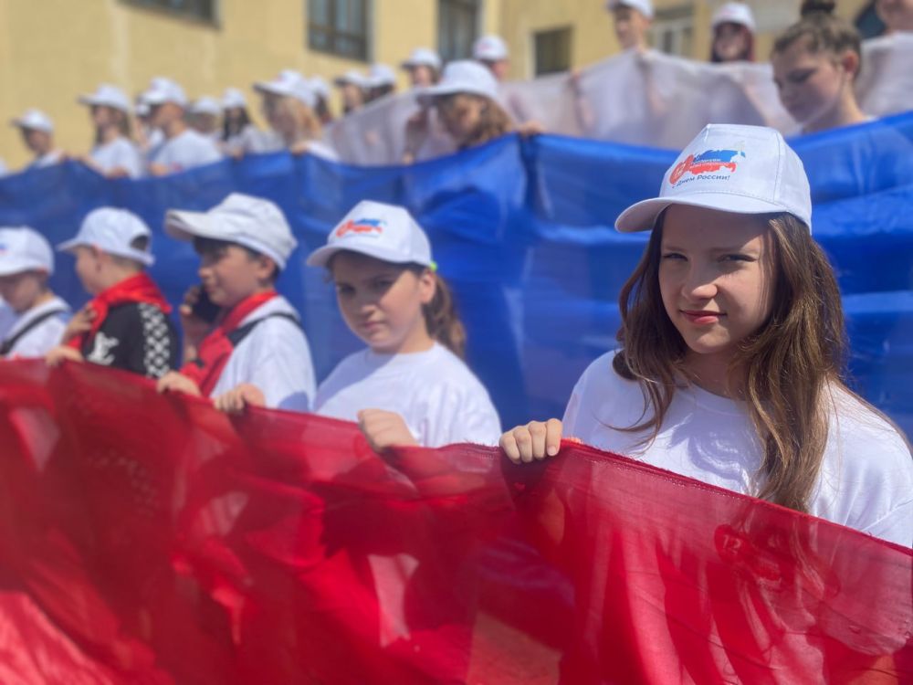 В Молодогвардейске прошел флешмоб, посвященный Дню России