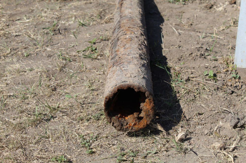 Сергей Крамаренко: Сегодня в ходе рабочей поездки в город Зимогорье посмотрел выполнение ремонтных работ по замене аварийного участка водопроводной сети протяженностью порядка 100 м. . о улице Ленина