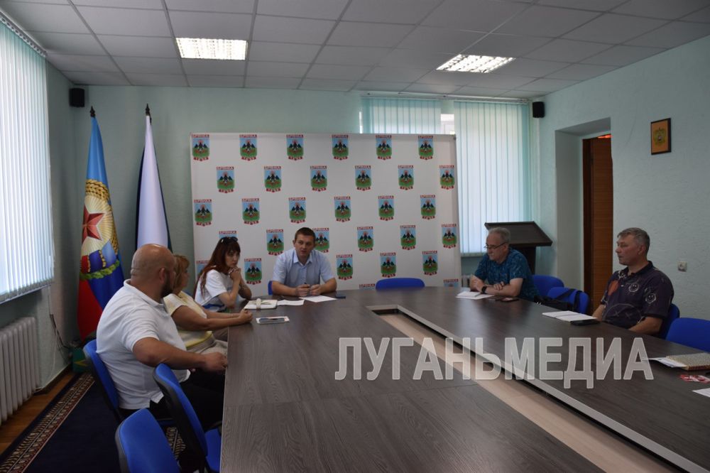 Глава г. . ород Брянка Евгений Морозов провел рабочую встречу с заместителем начальника отдела развития сетей связи Минцифры ЛНР Владимиром Овчаренко и главным инженером ООО «МКС» Эдуардом Смирновым