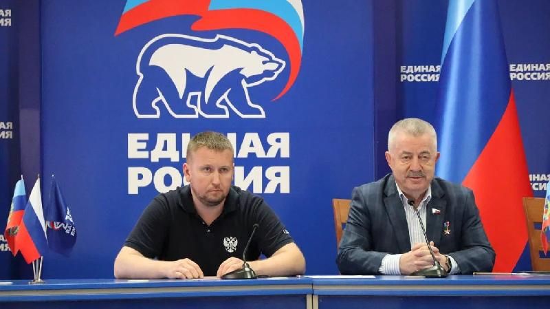 Денис Мирошниченко и Виктор Водолацкий поздравили представителей СМИ с Днем журналиста ЛНР