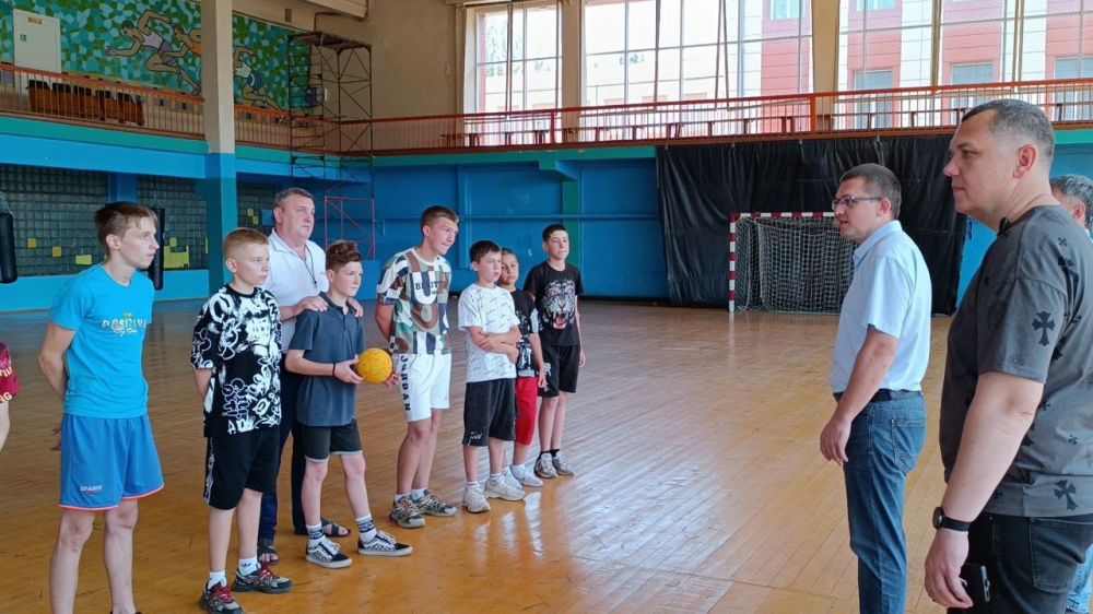 Евгений Морозов: Встретился с командой гандболистов Брянковской СШОР, которая представляла наш город на XXII детском фестивале гандбола в городе Тольятти