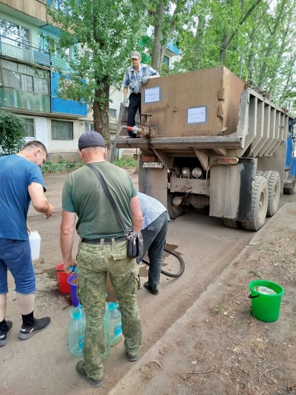 В связи с аварийной ситуацией на системе водоснабжения Администрацией Краснодонского муниципального округа предпринимаются оперативные меры для обеспечения жителей водой
