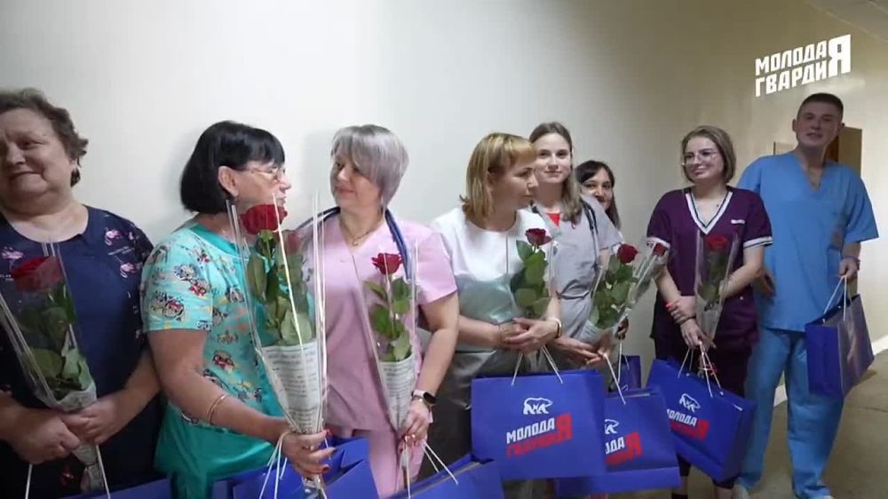 Молодогвардейцы лично поздравили медработников первой городской больницы Луганска с их профессиональным праздником