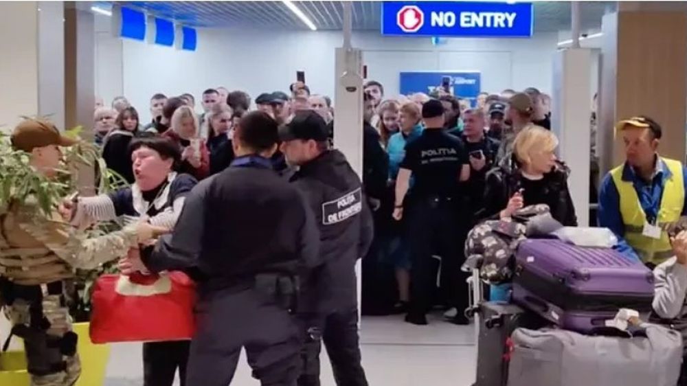 Обыкновенное скотство властей: В аэропорту Кишинева по приказу режима людей на досмотре раздевают до трусов - и там тоже что-то ищут