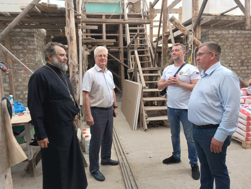 Сергей Козенко: Сегодня Краснодон посетил наш добрый друг депутат Тюменской областной Думы Юрий Баранчук, который давно активно помогает в строительстве храма Воскресения Христова