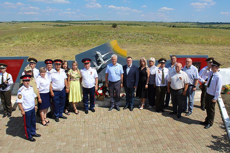 Состоялся митинг, посвященный 10-й годовщине начала боевых действий в Краснодоне