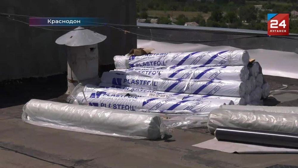 Кровли многоэтажных домов ремонтируют в Краснодоне