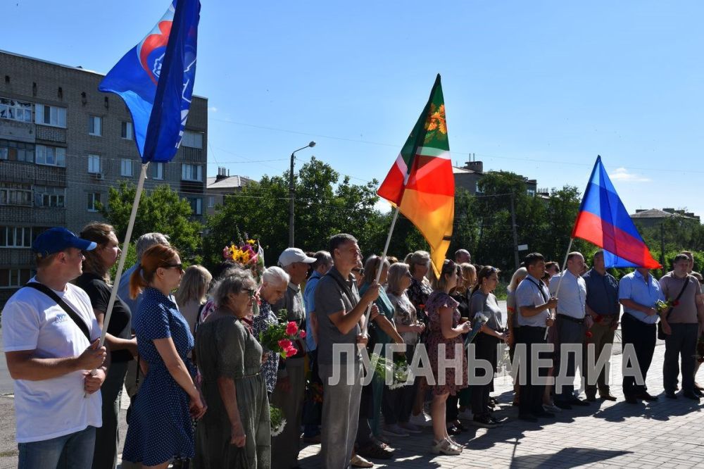 В Первомайске на площади Боевой Славы в День памяти и скорби прошла церемония возложения цветов цветы к Братской могиле советских воинов, погибших в Великой Отечественной войне
