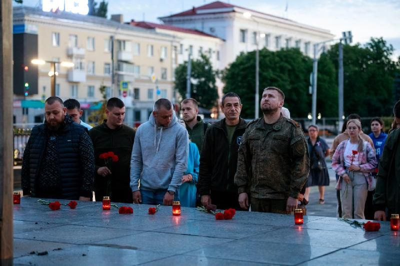 Спикер Парламента ЛНР Денис Мирошниченко и представители депутатского корпуса приняли участие в традиционной акции «Свеча Памяти»