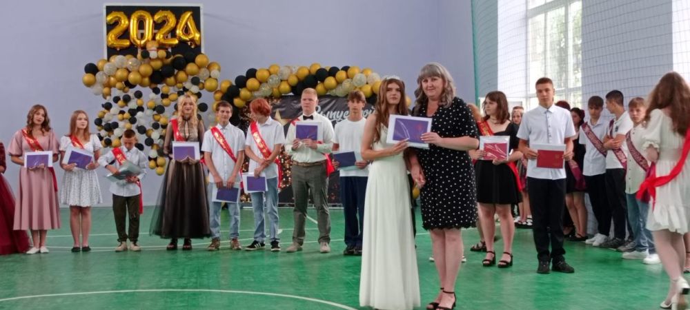 В Суходольской средней школе № 5 прошло вручение аттестатов выпускникам 9-х классов об основном общем образовании