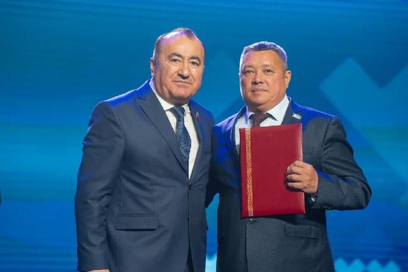 По поручению Председателя Народного Совета ЛНР Дениса Мирошниченко Павел Пилавов передал поздравительный адрес Председателю Парламента Ямало-Ненецкого автономного округа, приуроченный к 30-летию законодательного органа