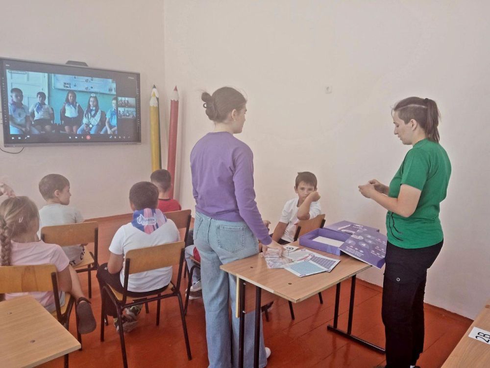 В рамках сотрудничества между школами воспитанники лагеря «Солнышко» МОУ СОШ № 1 села Александровского обсудили игру «Орлята России» с учащимися Антрацитовской средней школы №3