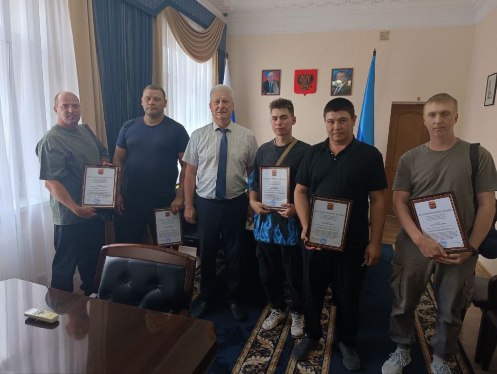 Сергей Козенко: Сегодня вручил благодарственные письма специалистам бригады шефа-субъекта Курганской области ФЛ «Курганские электрические сети – филиал