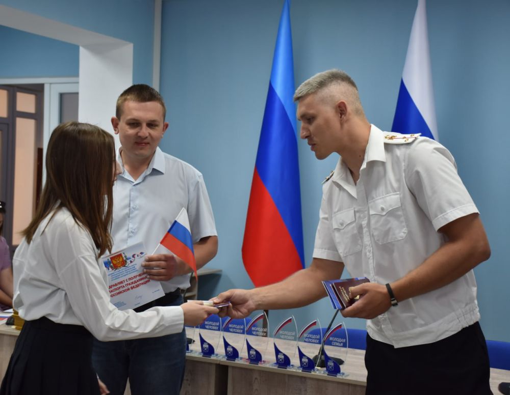 В преддверии Дня молодёжи в Брянке состоялось вручение паспортов гражданина РФ 14-летним горожанам