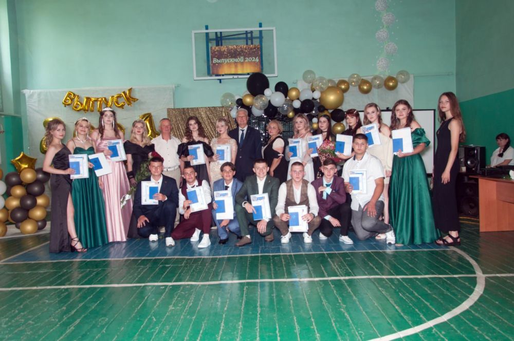 Сергей Козенко: В теплые июньские вечера, когда золотистое закатное солнце окрашивает небо в нежные оттенки, на лицах молодых людей можно увидеть улыбки счастливых моментов и тени скорых прощаний с беззаботными школьными днями