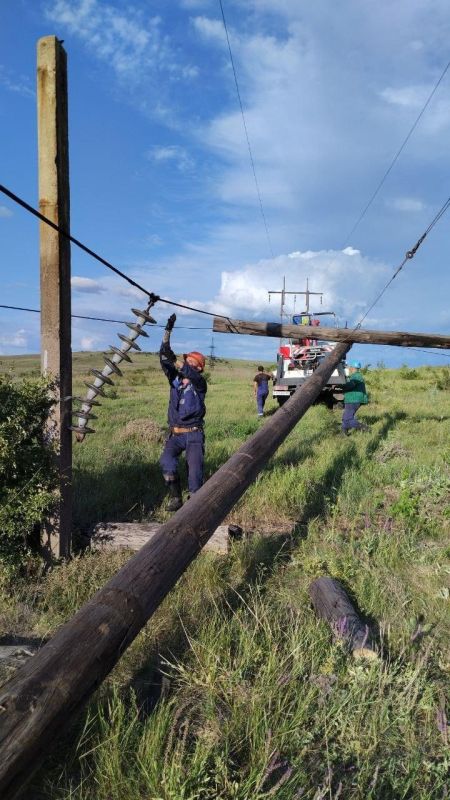 Энергетики оперативно восстановили опору ЛЭП, поврежденную в результате пожара